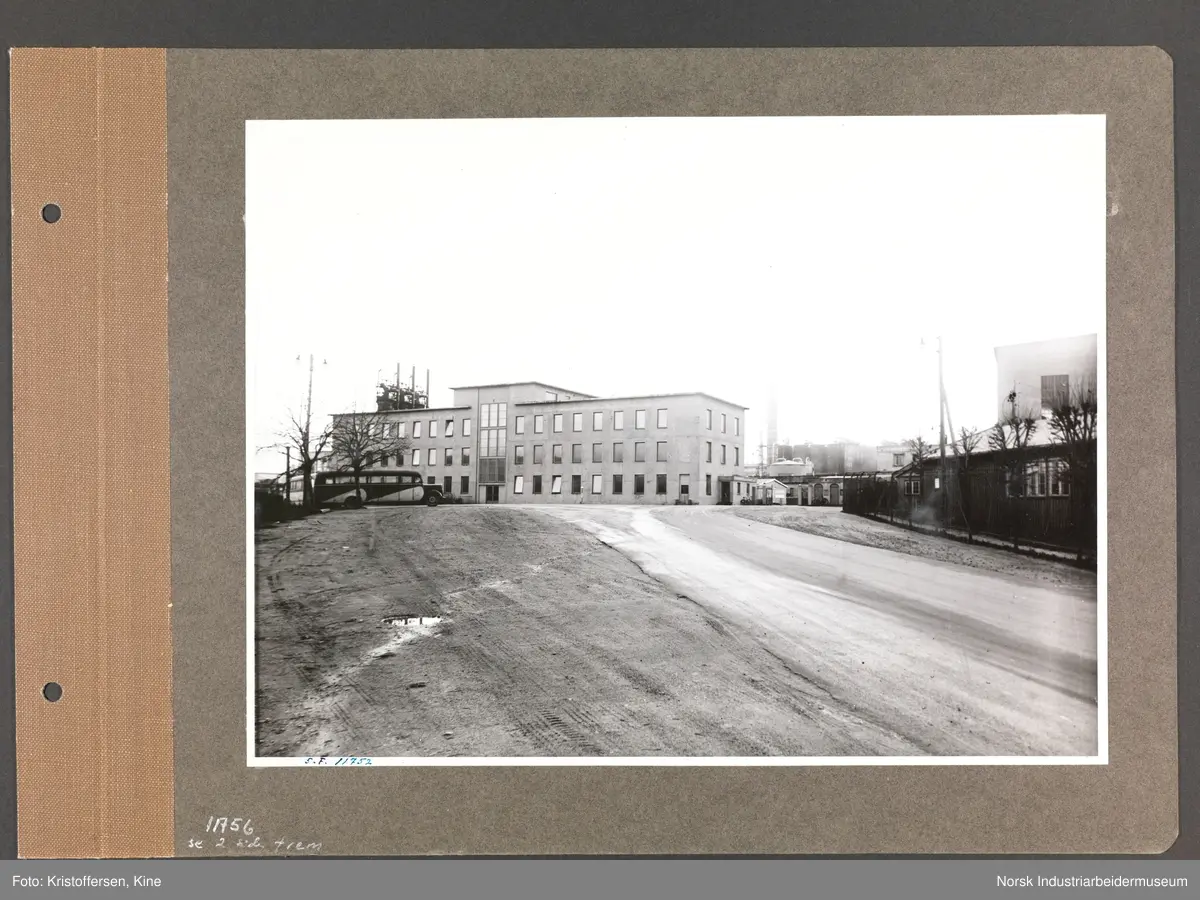 Fotoalbum med 48 sider og 47 innlimte fotografier fra Norsk Hydro på Herøya.