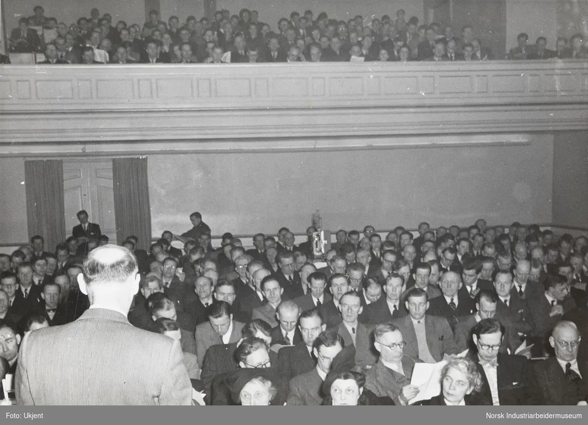 Kontaktmøte i produksjonsutvalget i teatersalen i Porsgrunn 06.03.1952