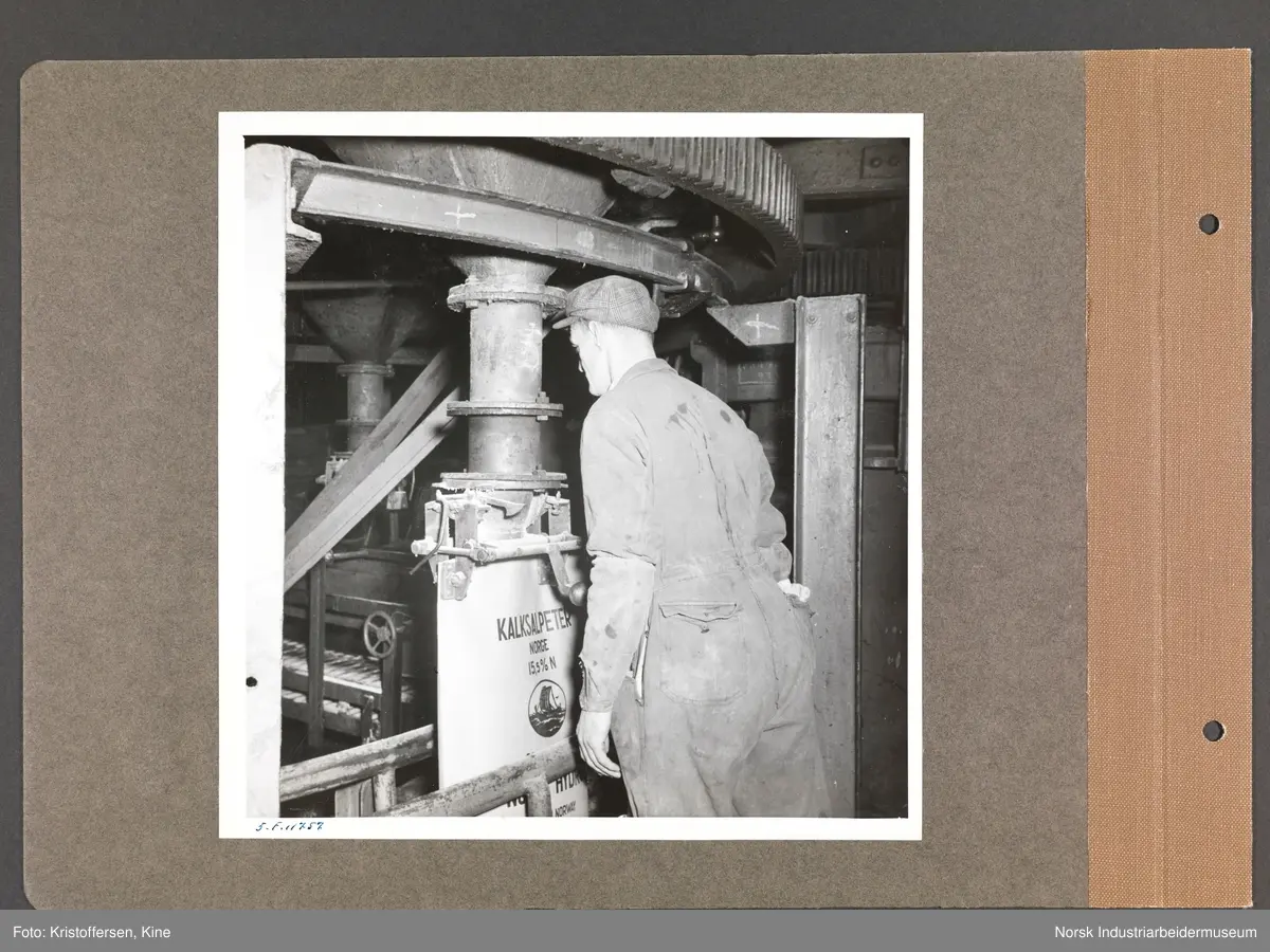 Fotoalbum med 48 sider og 47 innlimte fotografier fra Norsk Hydro på Herøya.