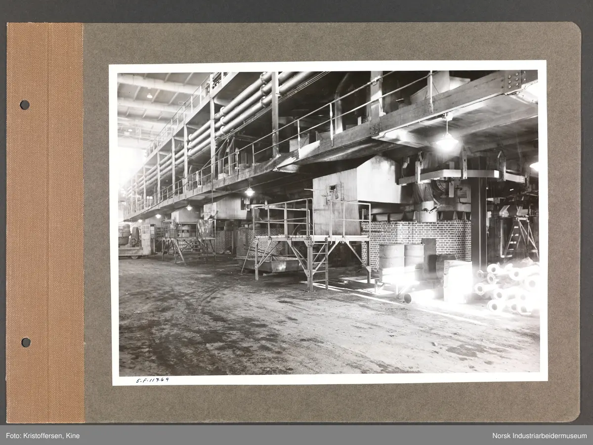 Fotoalbum med 48 sider og 47 innlimte fotografier fra Norsk Hydro på Herøya.