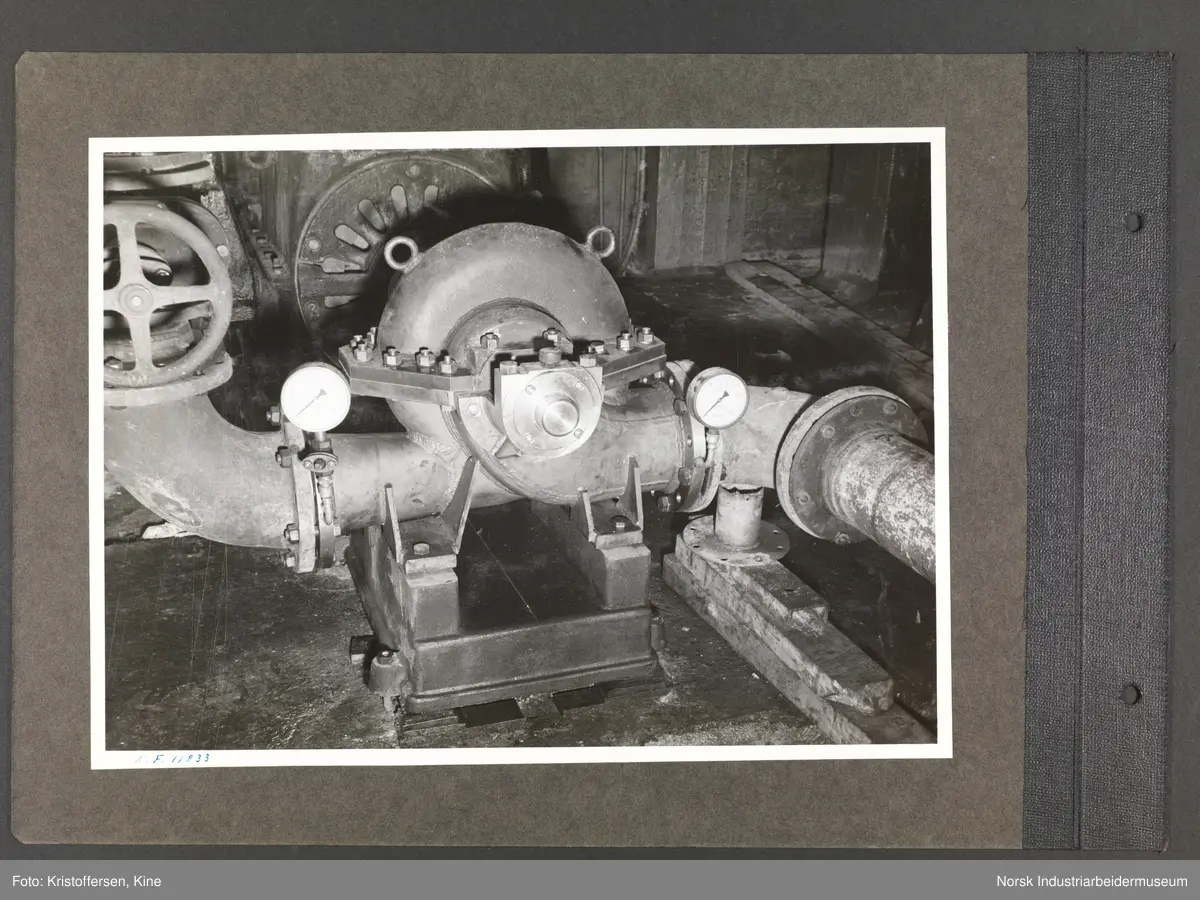 Fotoalbum med 52 sider og 53 innlimte fotografier fra Norsk Hydro på Herøya.