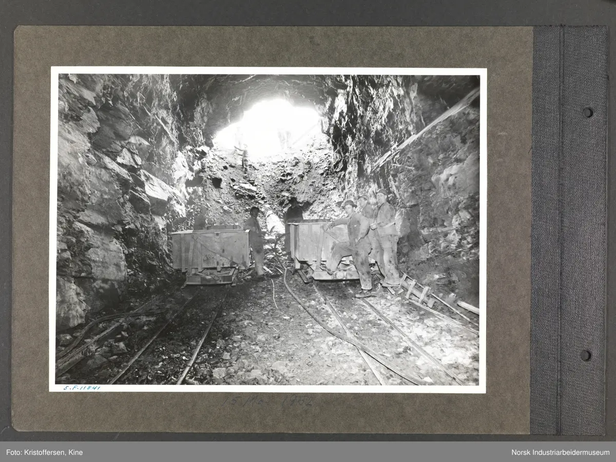 Fotoalbum med 52 sider og 53 innlimte fotografier fra Norsk Hydro på Herøya.