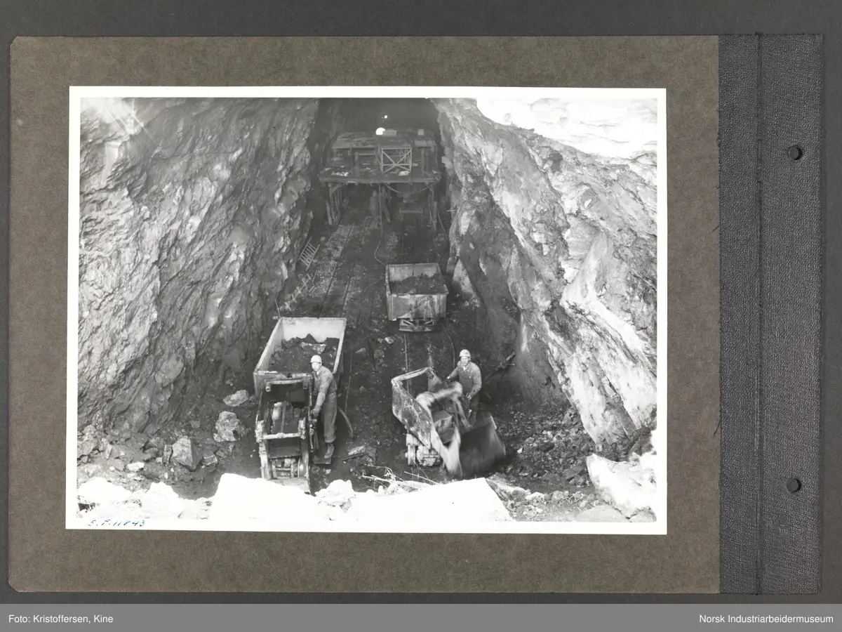 Fotoalbum med 52 sider og 53 innlimte fotografier fra Norsk Hydro på Herøya.