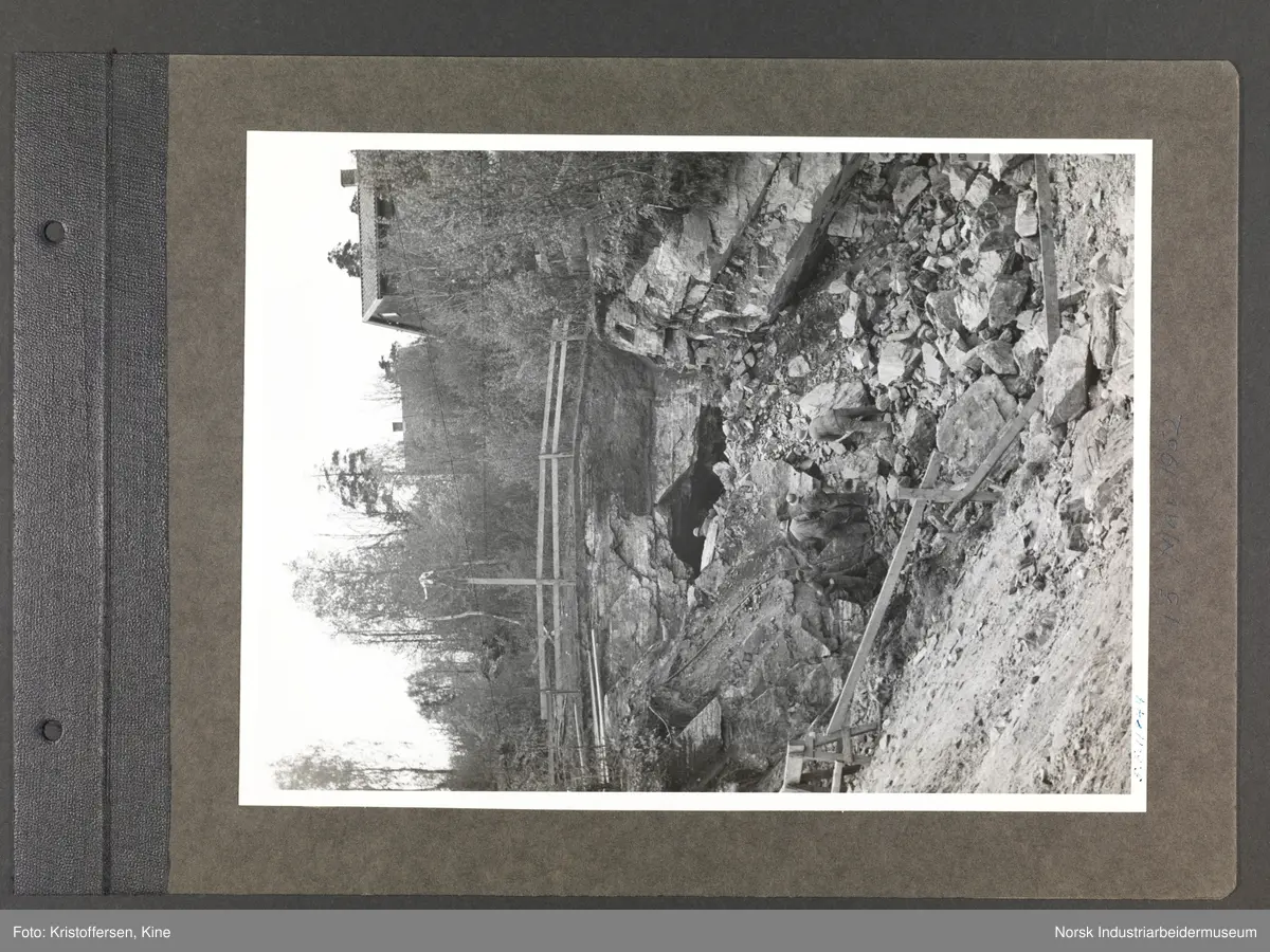 Fotoalbum med 52 sider og 53 innlimte fotografier fra Norsk Hydro på Herøya.