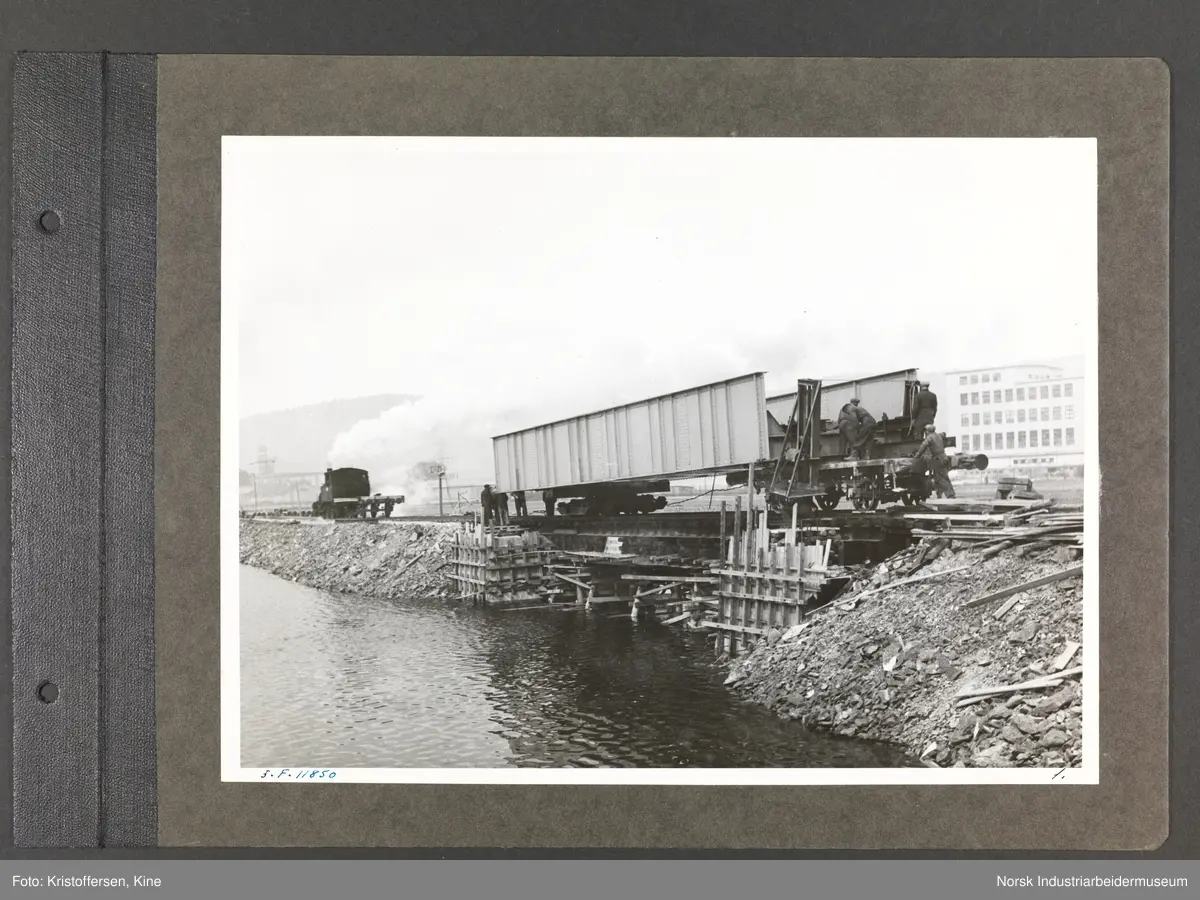 Fotoalbum med 52 sider og 53 innlimte fotografier fra Norsk Hydro på Herøya.