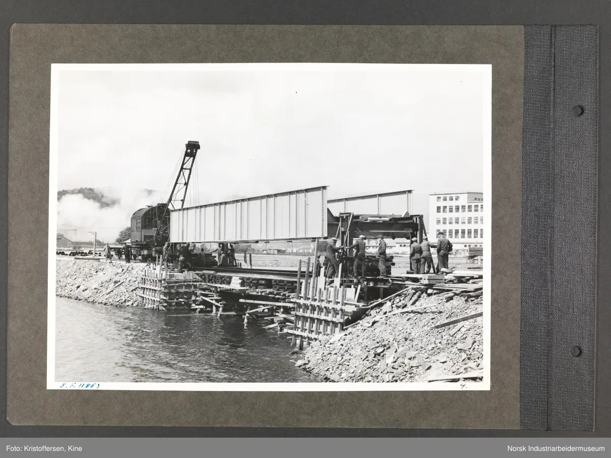 Fotoalbum med 52 sider og 53 innlimte fotografier fra Norsk Hydro på Herøya.