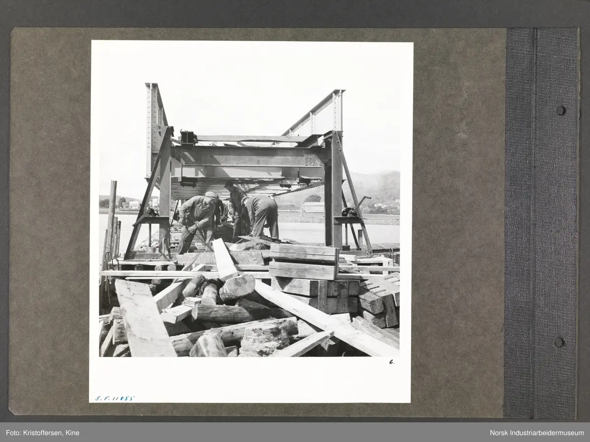 Fotoalbum med 52 sider og 53 innlimte fotografier fra Norsk Hydro på Herøya.