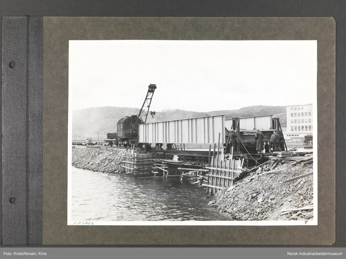 Fotoalbum med 52 sider og 53 innlimte fotografier fra Norsk Hydro på Herøya.