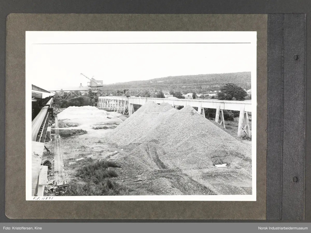 Fotoalbum med 52 sider og 53 innlimte fotografier fra Norsk Hydro på Herøya.