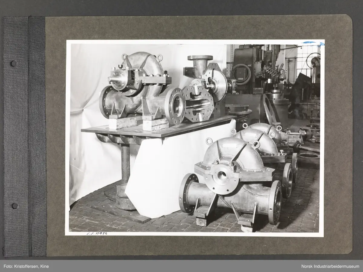 Fotoalbum med 48 sider og 61 innlimte fotografier fra Norsk Hydro på Herøya.