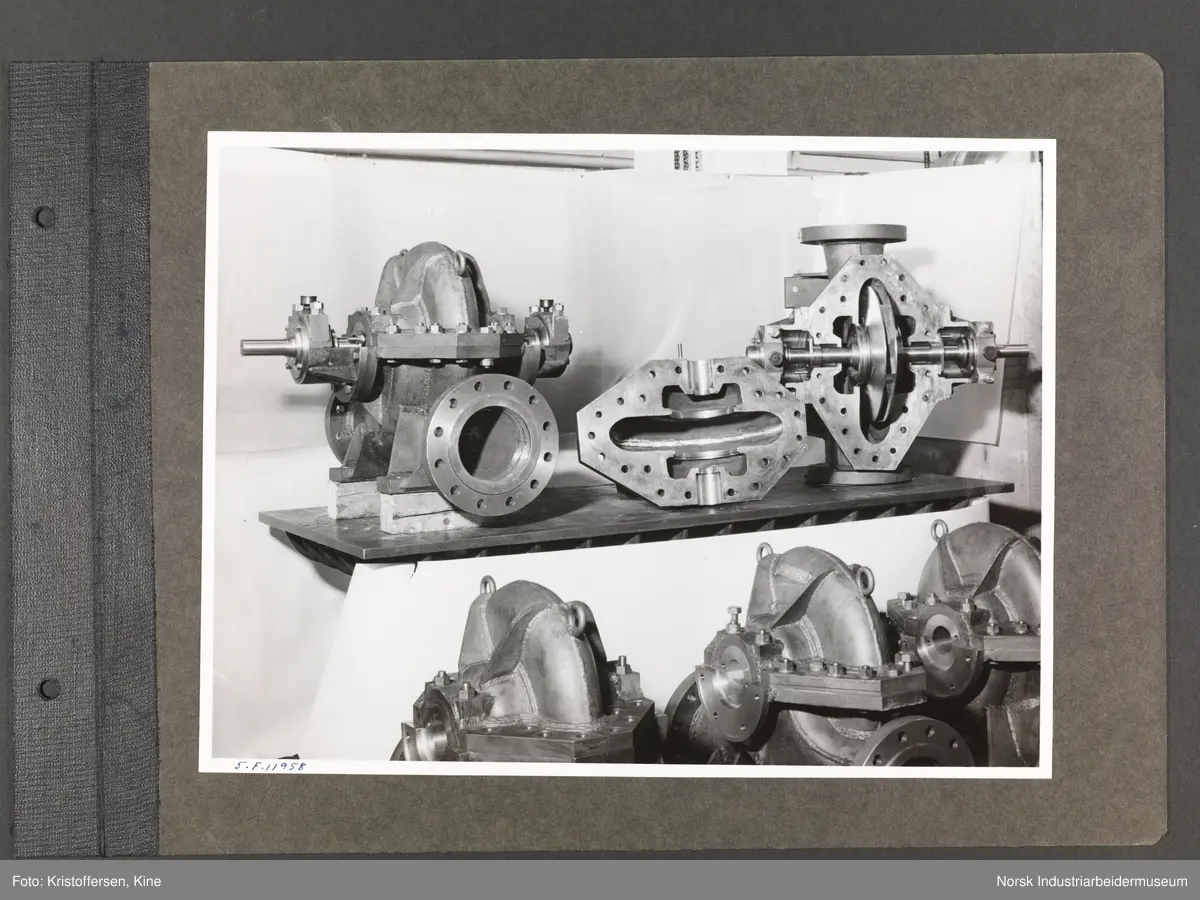 Fotoalbum med 48 sider og 61 innlimte fotografier fra Norsk Hydro på Herøya.