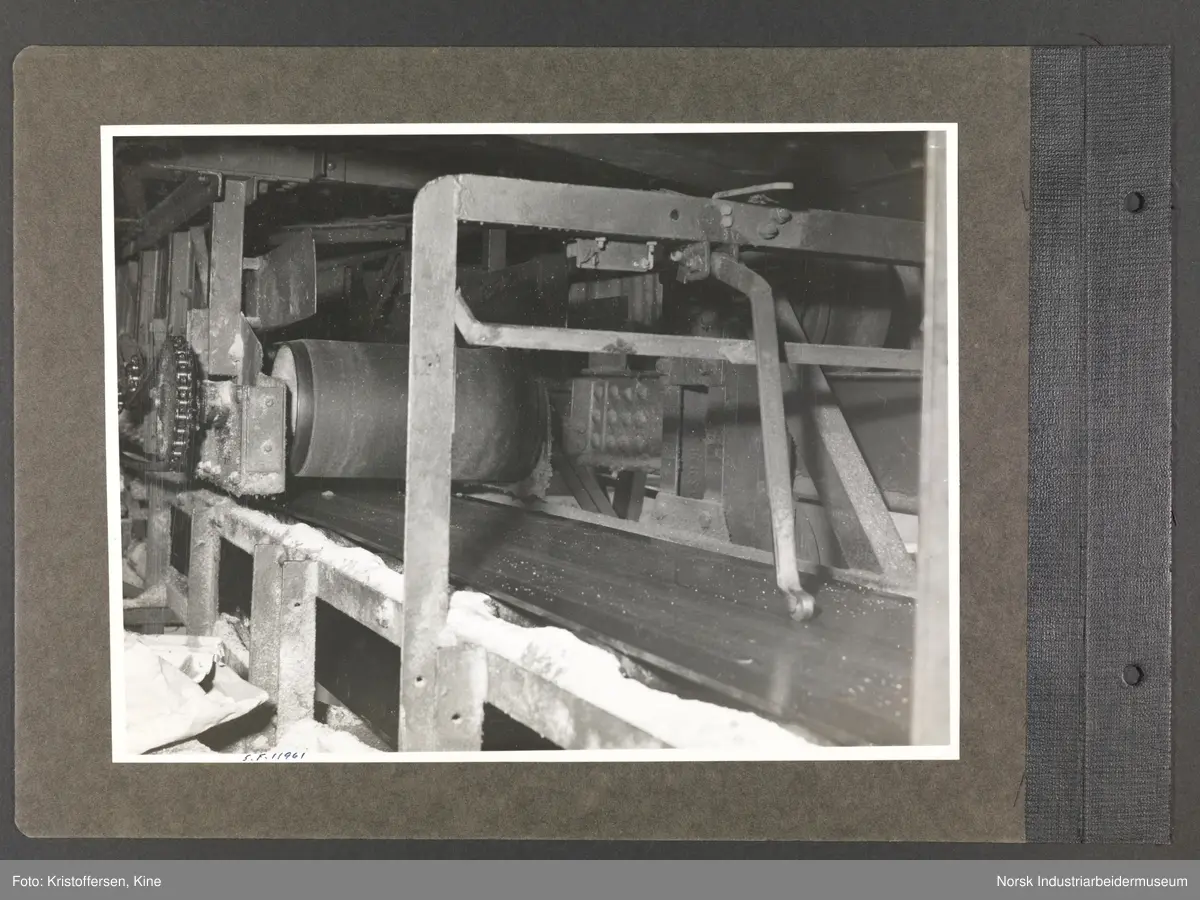 Fotoalbum med 48 sider og 61 innlimte fotografier fra Norsk Hydro på Herøya.