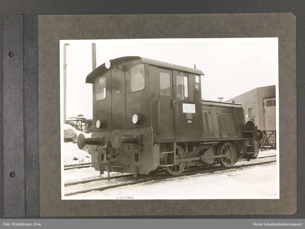 Fotoalbum med 48 sider og 61 innlimte fotografier fra Norsk Hydro på Herøya.