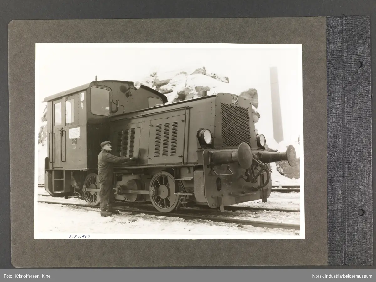 Fotoalbum med 48 sider og 61 innlimte fotografier fra Norsk Hydro på Herøya.
