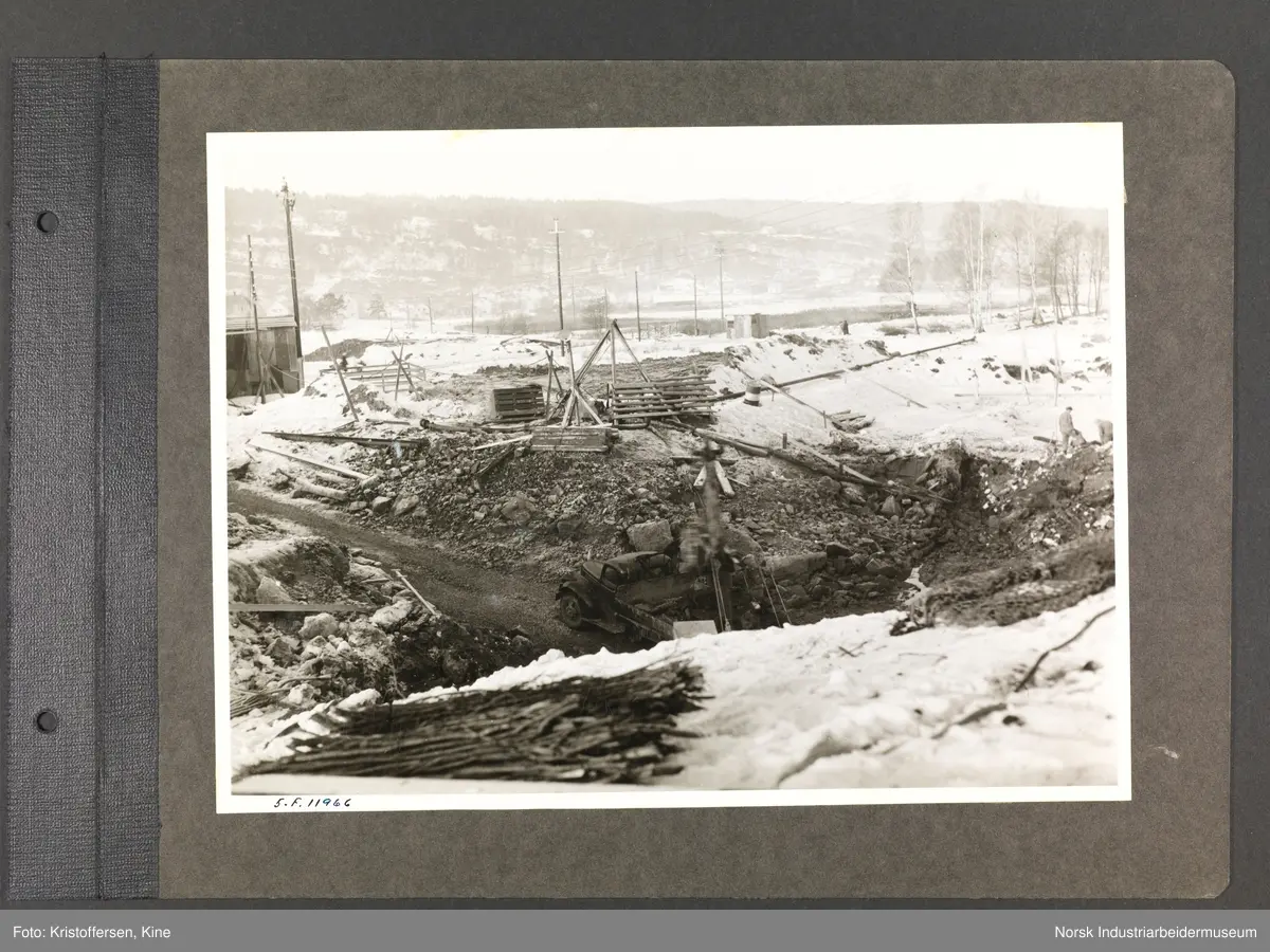 Fotoalbum med 48 sider og 61 innlimte fotografier fra Norsk Hydro på Herøya.