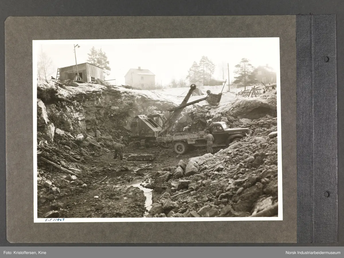 Fotoalbum med 48 sider og 61 innlimte fotografier fra Norsk Hydro på Herøya.