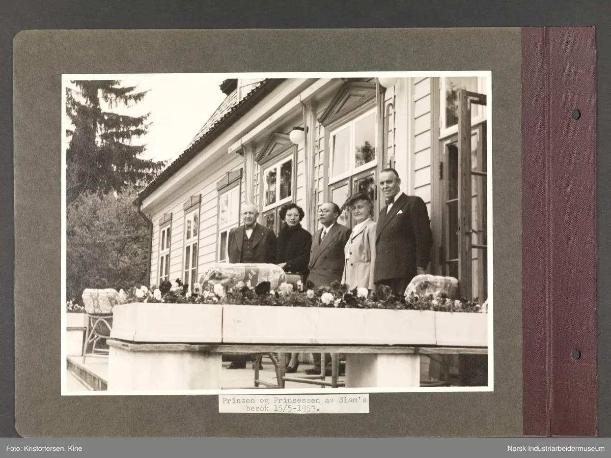 Fotoalbum med 48 sider og 56 innlimte fotografier fra Norsk Hydro på Herøya.