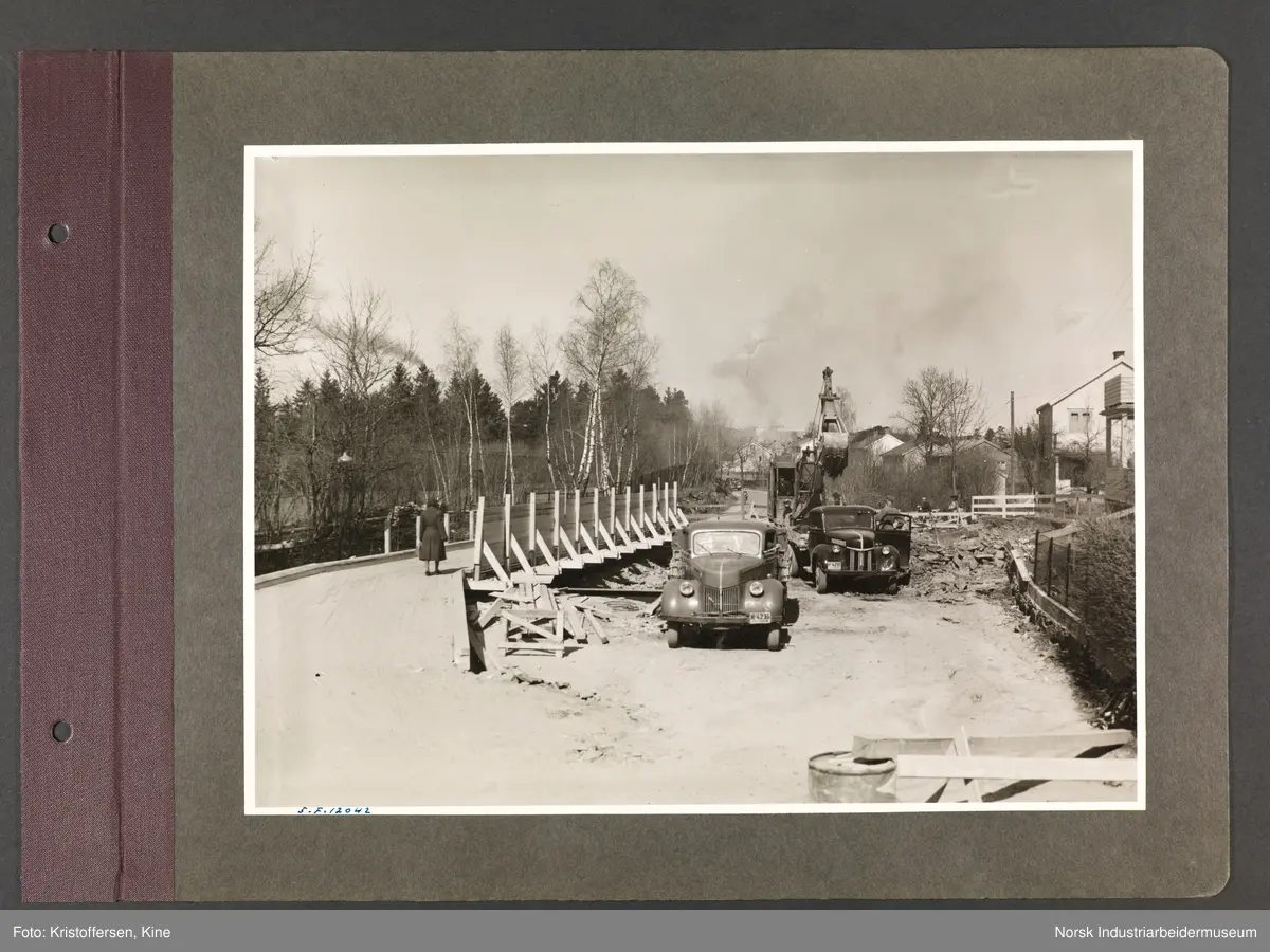 Fotoalbum med 48 sider og 56 innlimte fotografier fra Norsk Hydro på Herøya.