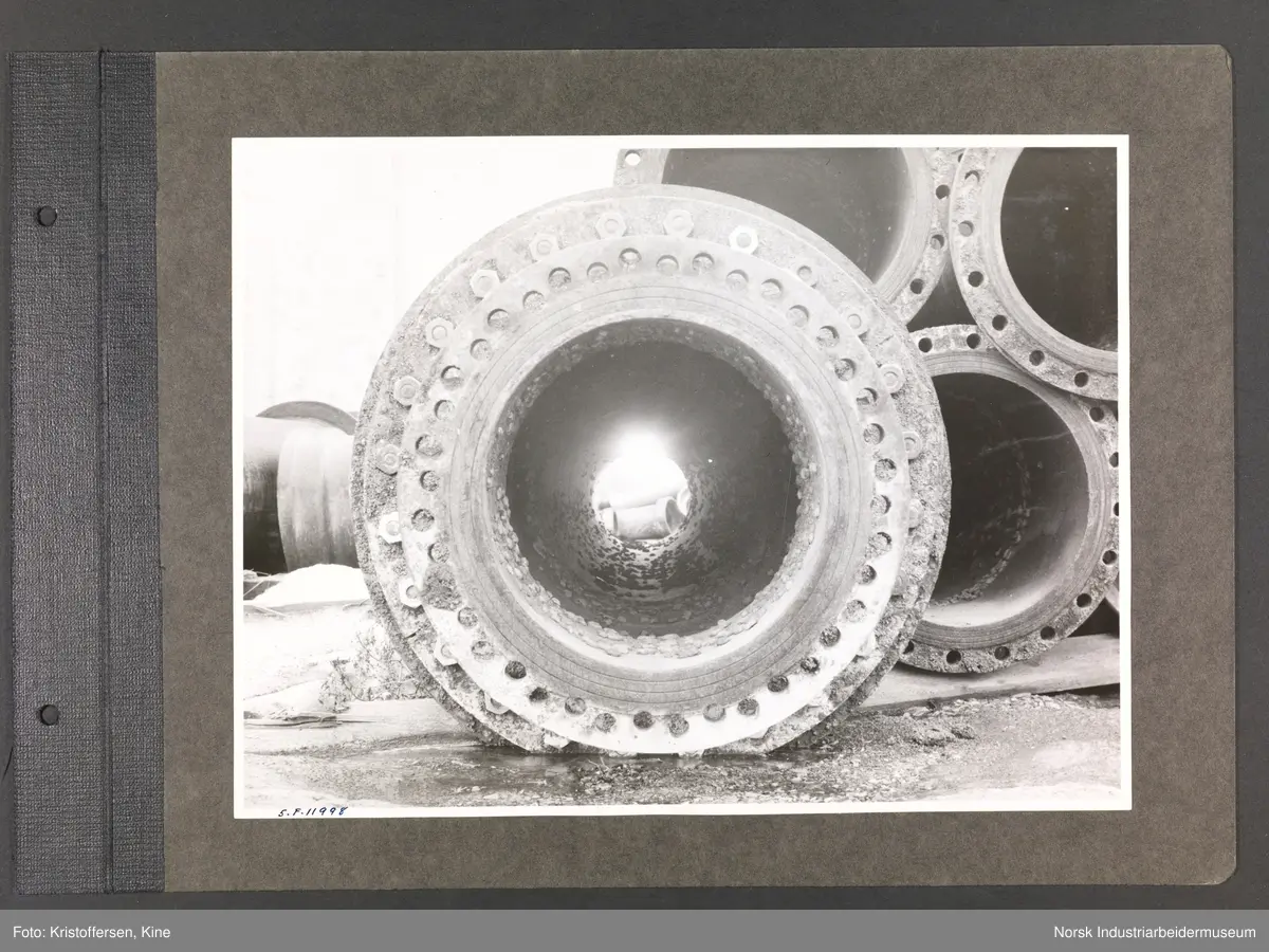 Fotoalbum med 48 sider og 61 innlimte fotografier fra Norsk Hydro på Herøya.