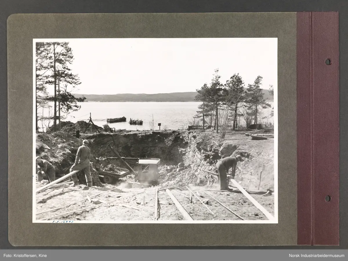Fotoalbum med 48 sider og 56 innlimte fotografier fra Norsk Hydro på Herøya.