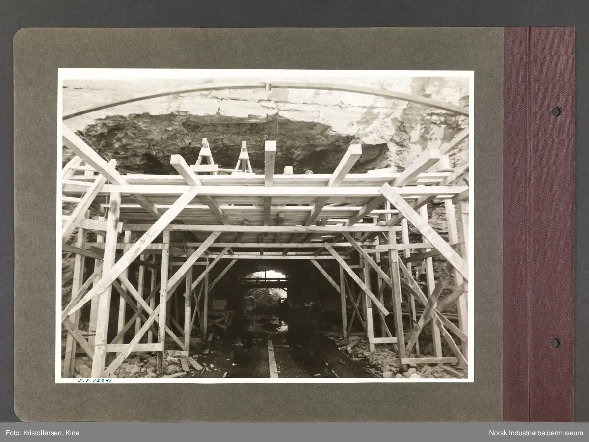 Fotoalbum med 48 sider og 56 innlimte fotografier fra Norsk Hydro på Herøya.