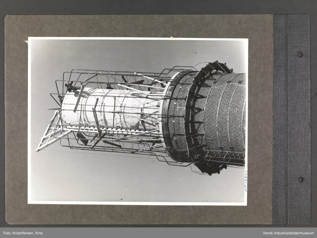 Fotoalbum med 48 sider og 61 innlimte fotografier fra Norsk Hydro på Herøya.