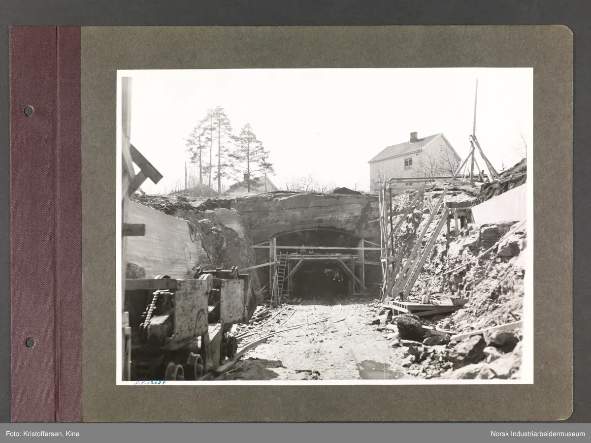Fotoalbum med 48 sider og 56 innlimte fotografier fra Norsk Hydro på Herøya.