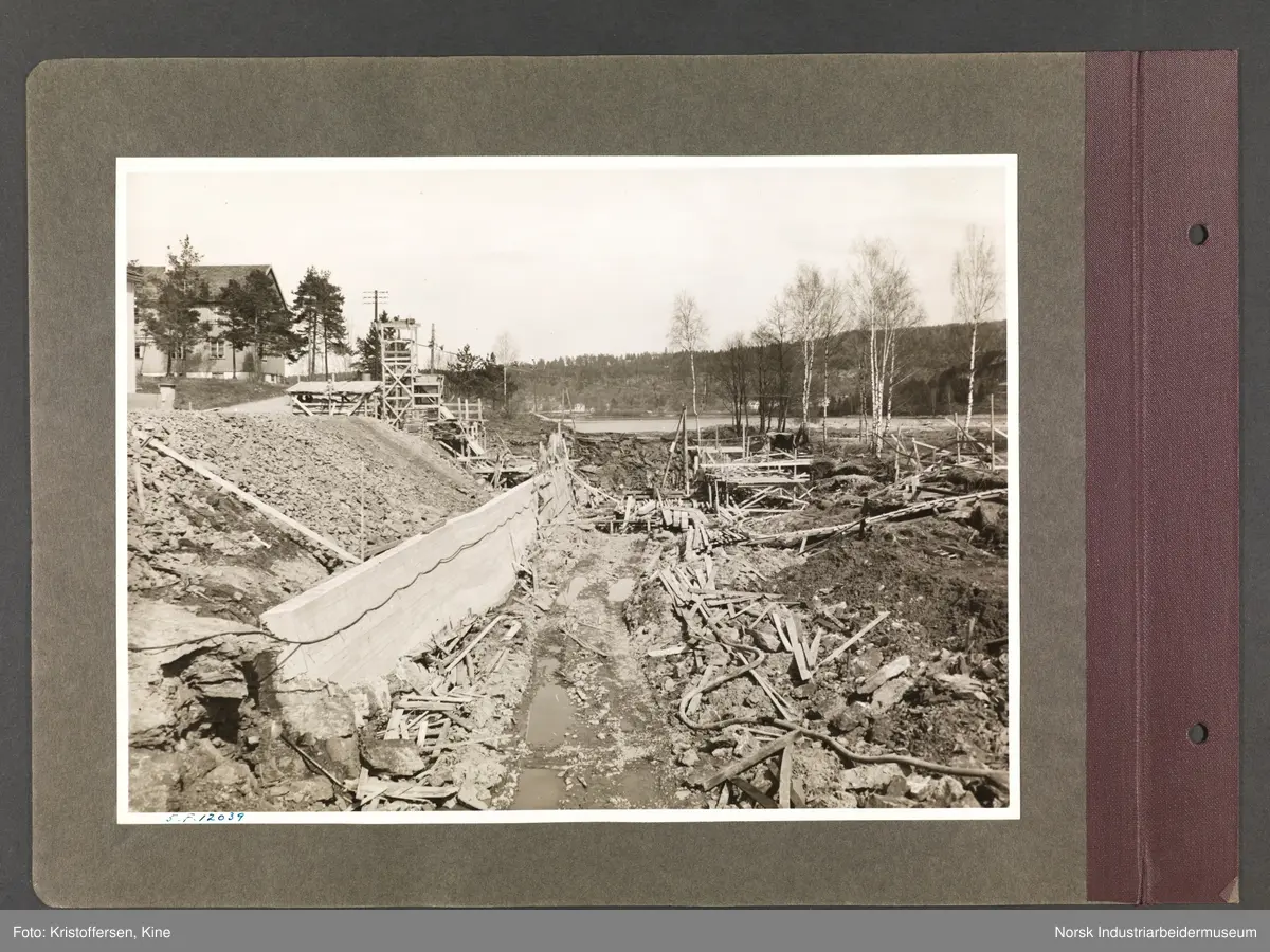 Fotoalbum med 48 sider og 56 innlimte fotografier fra Norsk Hydro på Herøya.