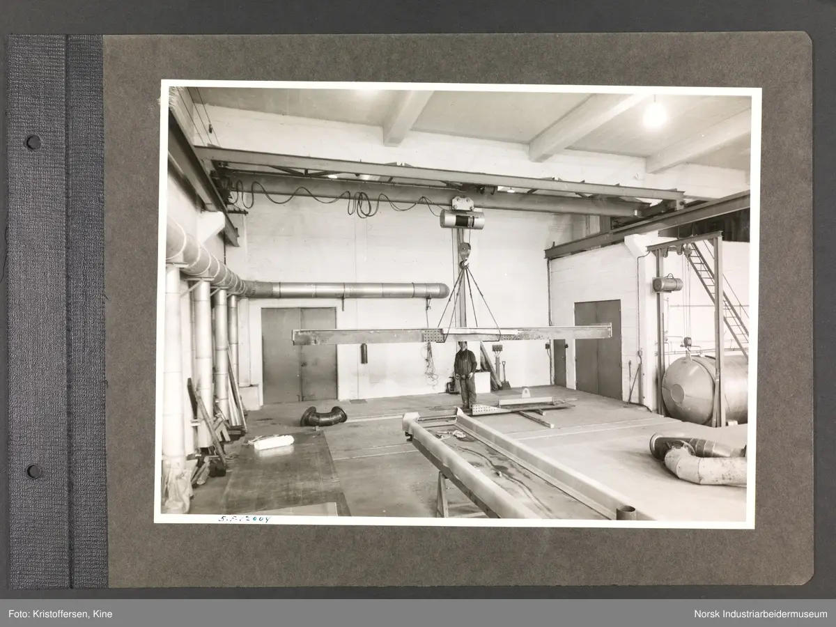 Fotoalbum med 48 sider og 61 innlimte fotografier fra Norsk Hydro på Herøya.