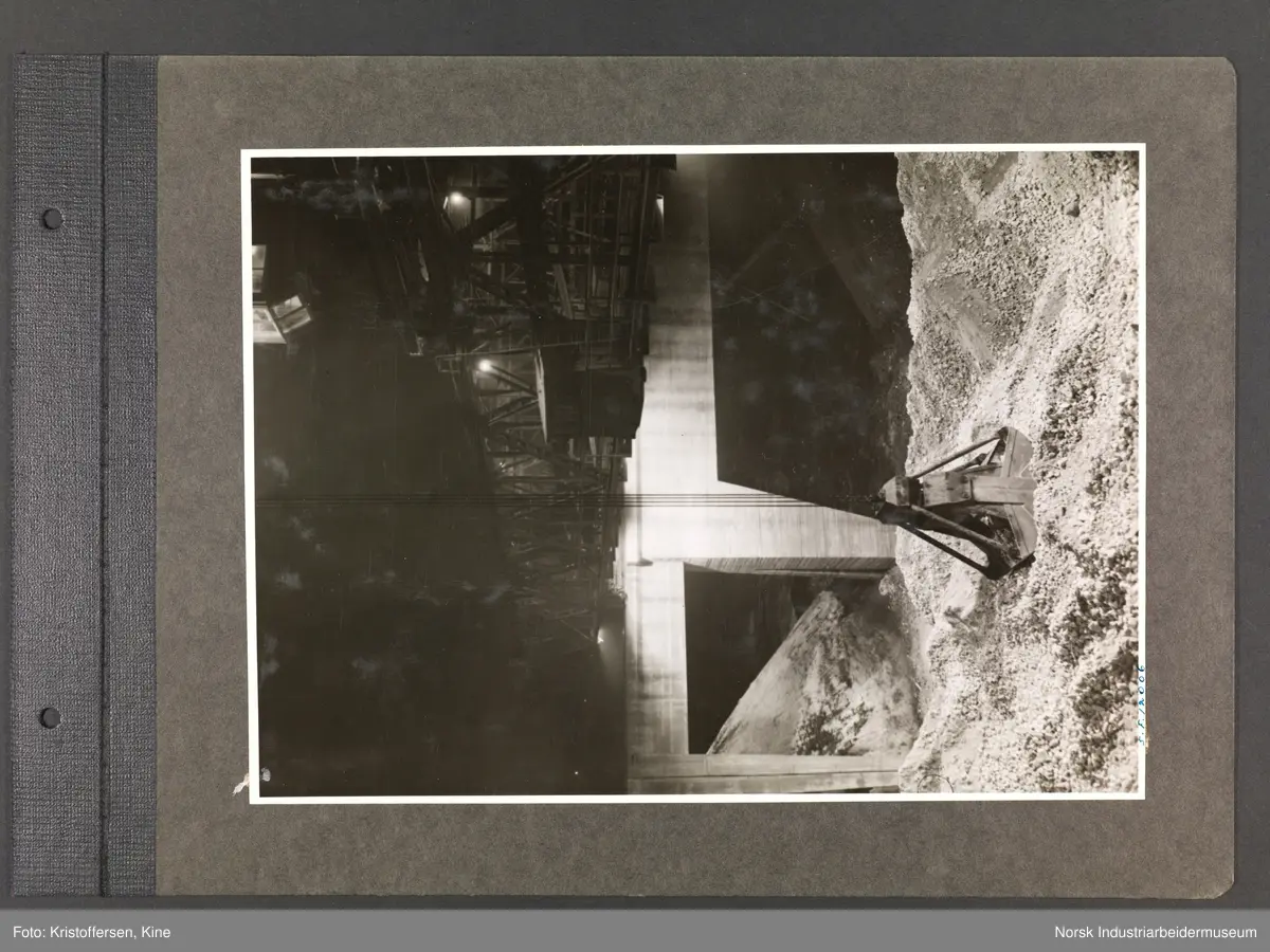 Fotoalbum med 48 sider og 61 innlimte fotografier fra Norsk Hydro på Herøya.