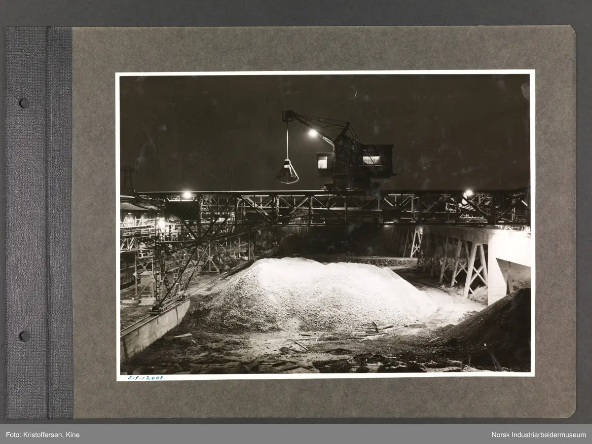 Fotoalbum med 48 sider og 61 innlimte fotografier fra Norsk Hydro på Herøya.