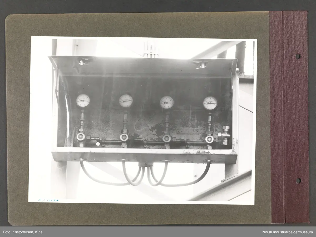 Fotoalbum med 48 sider og 56 innlimte fotografier fra Norsk Hydro på Herøya.
