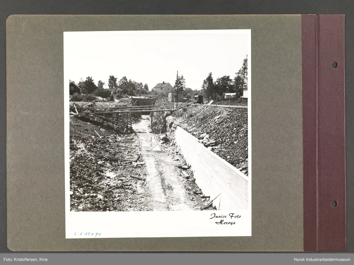 Fotoalbum med 48 sider og 51 innlimte fotografier fra Norsk Hydro på Herøya.
