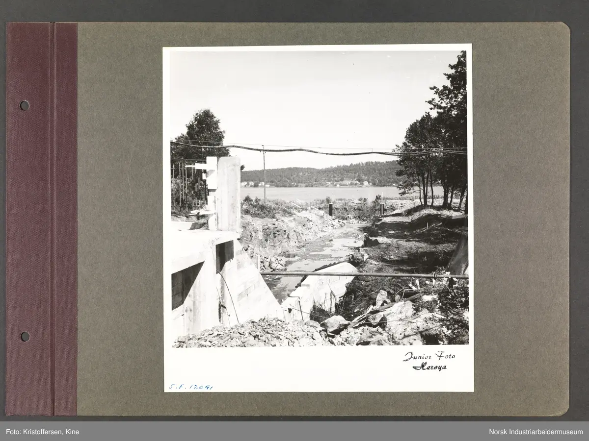 Fotoalbum med 48 sider og 51 innlimte fotografier fra Norsk Hydro på Herøya.