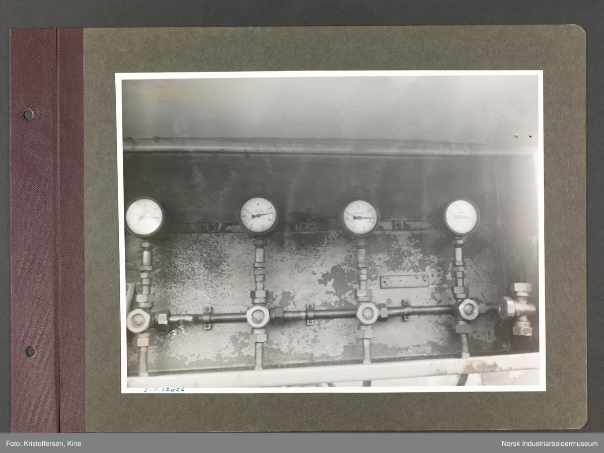 Fotoalbum med 48 sider og 56 innlimte fotografier fra Norsk Hydro på Herøya.