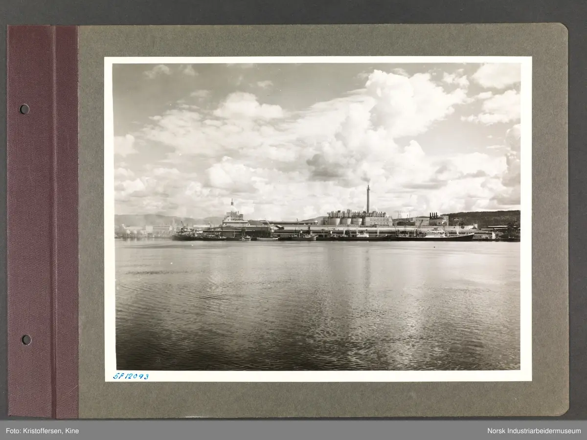 Fotoalbum med 48 sider og 51 innlimte fotografier fra Norsk Hydro på Herøya.