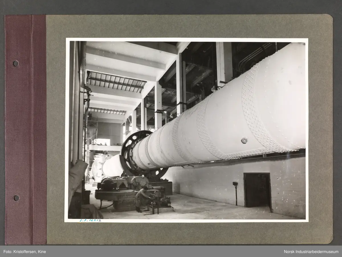 Fotoalbum med 48 sider og 56 innlimte fotografier fra Norsk Hydro på Herøya.