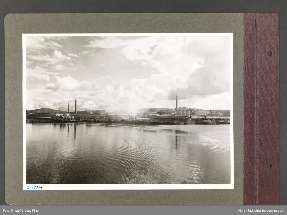 Fotoalbum med 48 sider og 51 innlimte fotografier fra Norsk Hydro på Herøya.