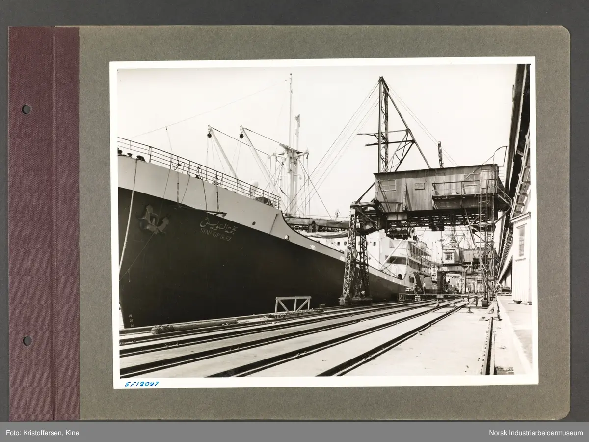Fotoalbum med 48 sider og 51 innlimte fotografier fra Norsk Hydro på Herøya.