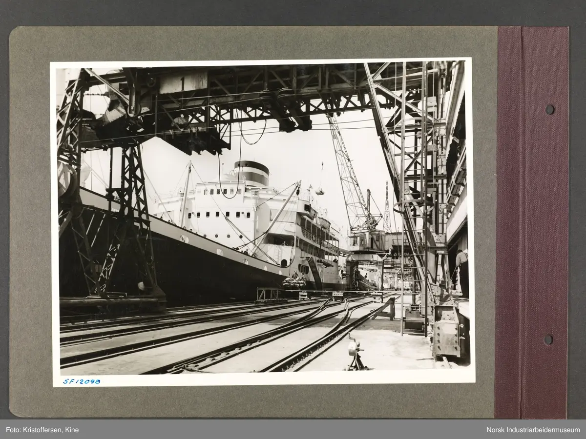 Fotoalbum med 48 sider og 51 innlimte fotografier fra Norsk Hydro på Herøya.