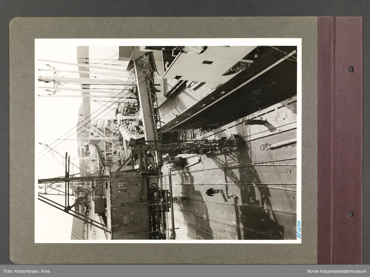 Fotoalbum med 48 sider og 51 innlimte fotografier fra Norsk Hydro på Herøya.
