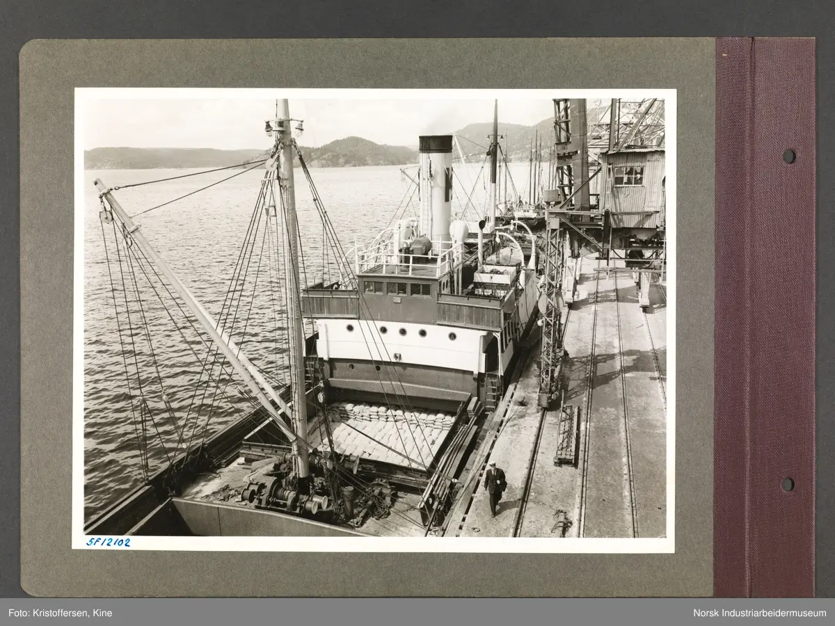 Fotoalbum med 48 sider og 51 innlimte fotografier fra Norsk Hydro på Herøya.