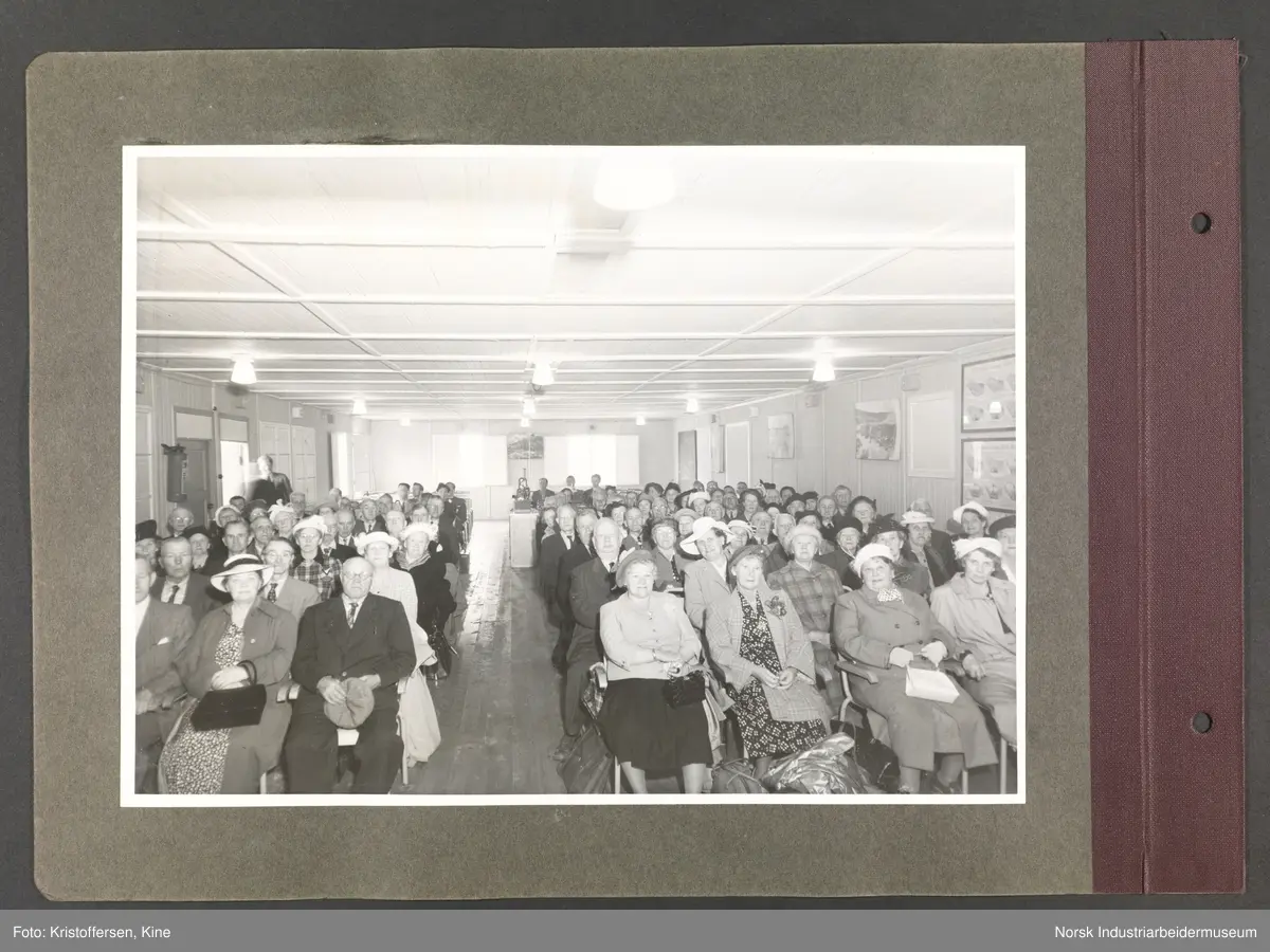 Fotoalbum med 48 sider og 56 innlimte fotografier fra Norsk Hydro på Herøya.