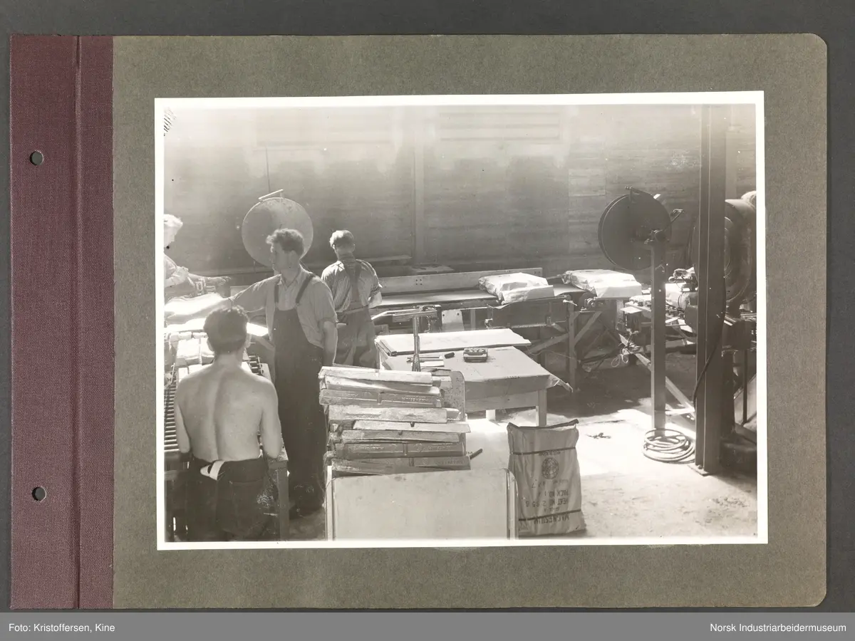 Fotoalbum med 48 sider og 56 innlimte fotografier fra Norsk Hydro på Herøya.
