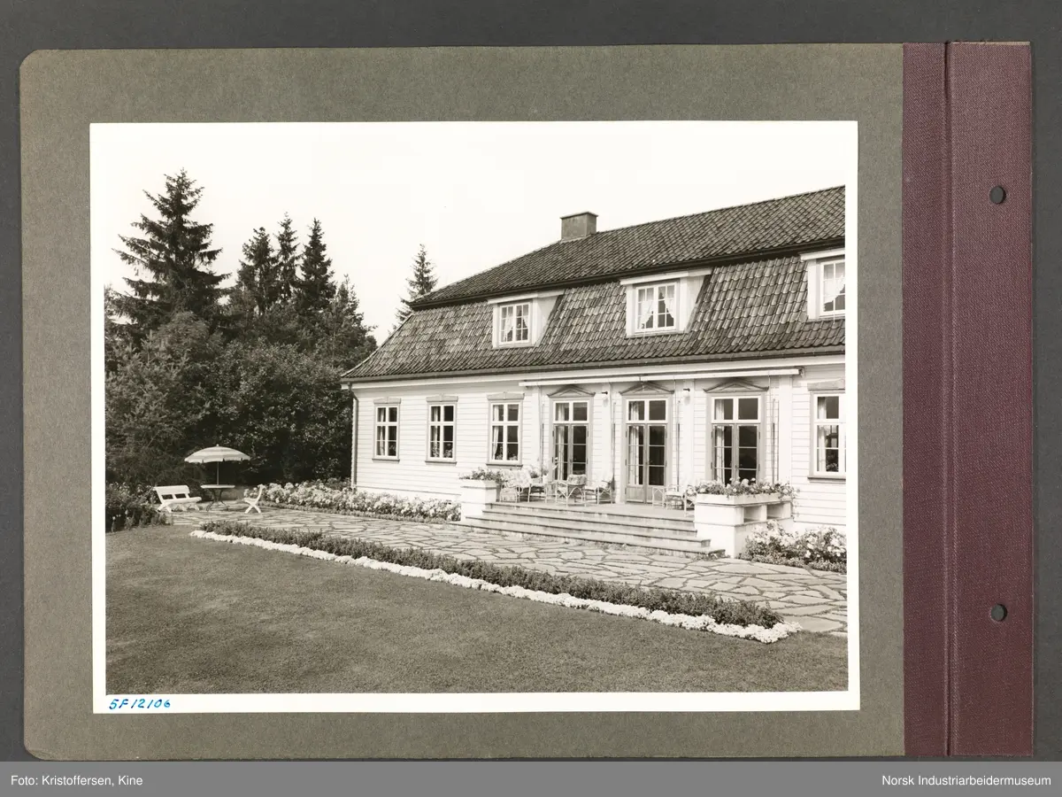 Fotoalbum med 48 sider og 51 innlimte fotografier fra Norsk Hydro på Herøya.