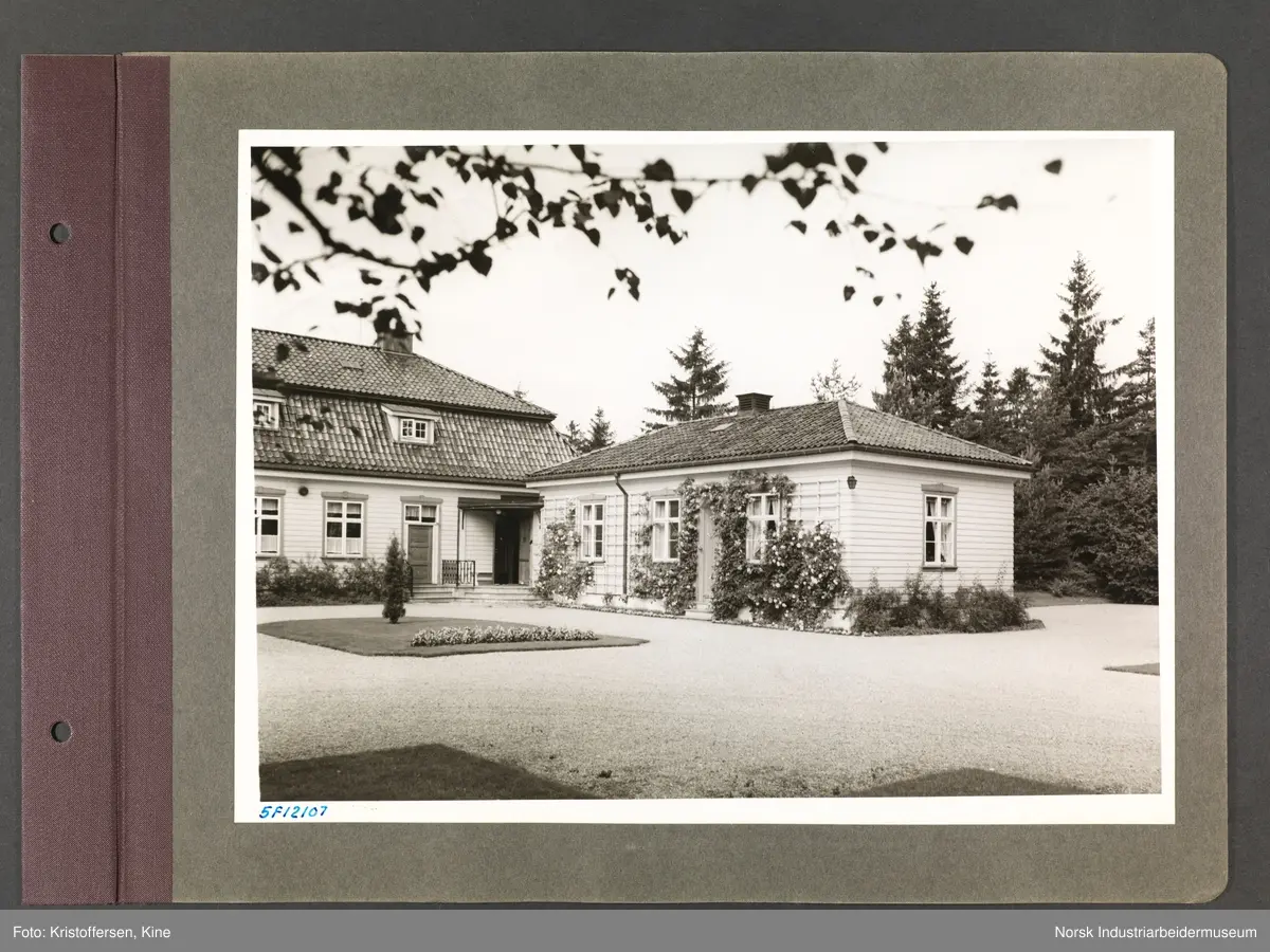 Fotoalbum med 48 sider og 51 innlimte fotografier fra Norsk Hydro på Herøya.
