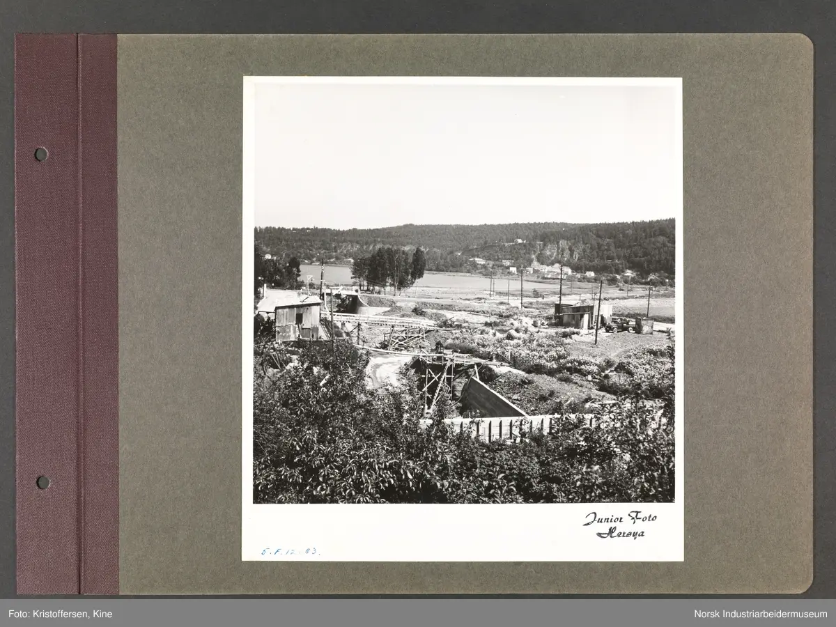 Fotoalbum med 48 sider og 56 innlimte fotografier fra Norsk Hydro på Herøya.