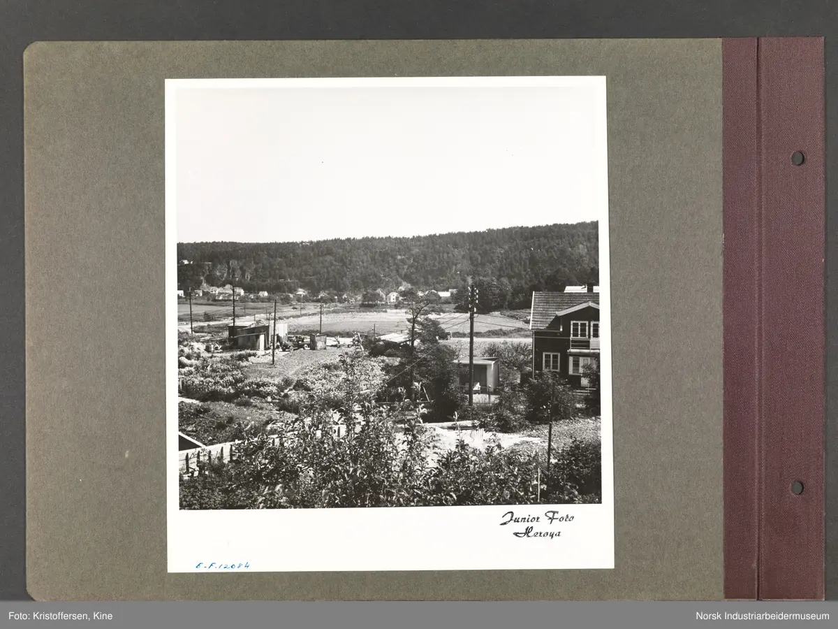 Fotoalbum med 48 sider og 56 innlimte fotografier fra Norsk Hydro på Herøya.