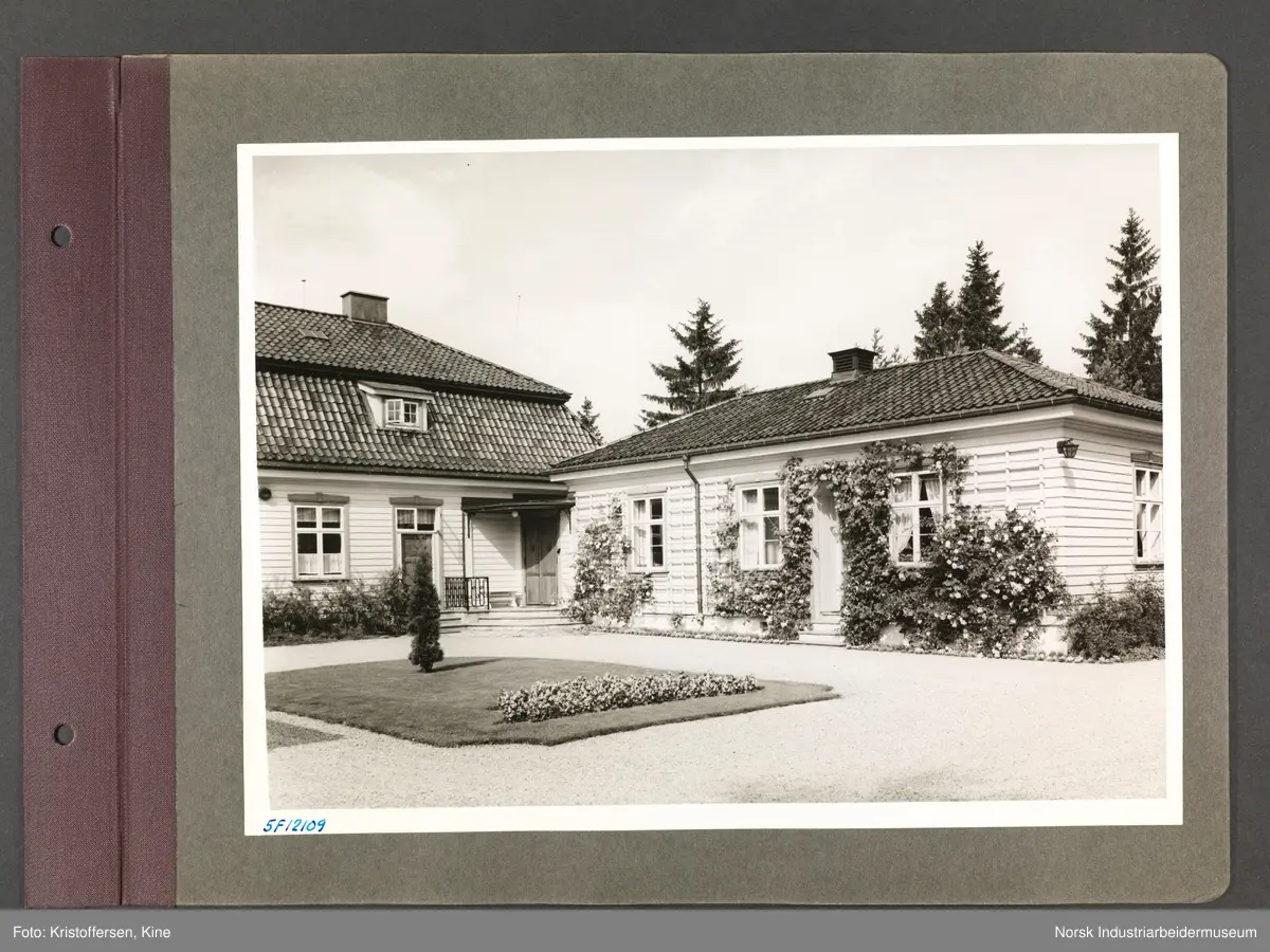 Fotoalbum med 48 sider og 51 innlimte fotografier fra Norsk Hydro på Herøya.