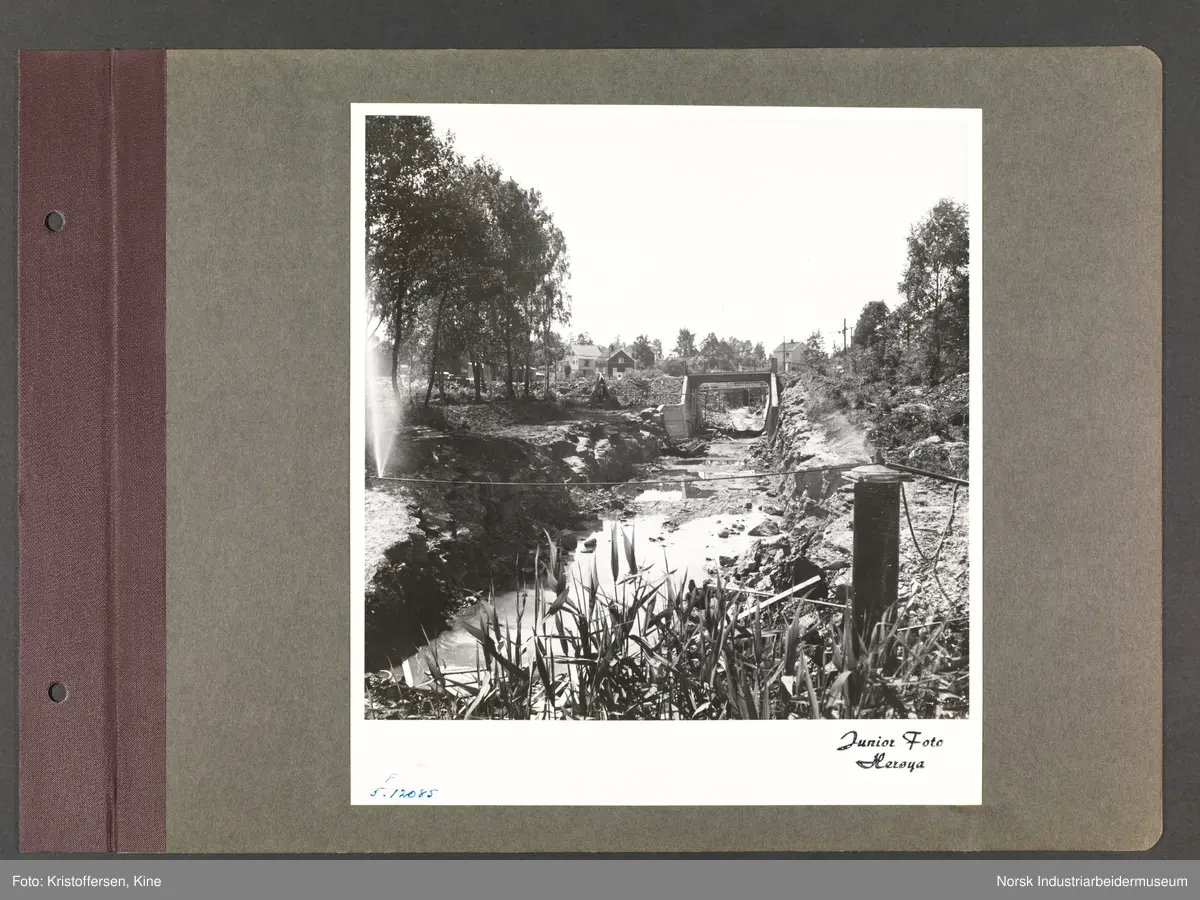 Fotoalbum med 48 sider og 56 innlimte fotografier fra Norsk Hydro på Herøya.